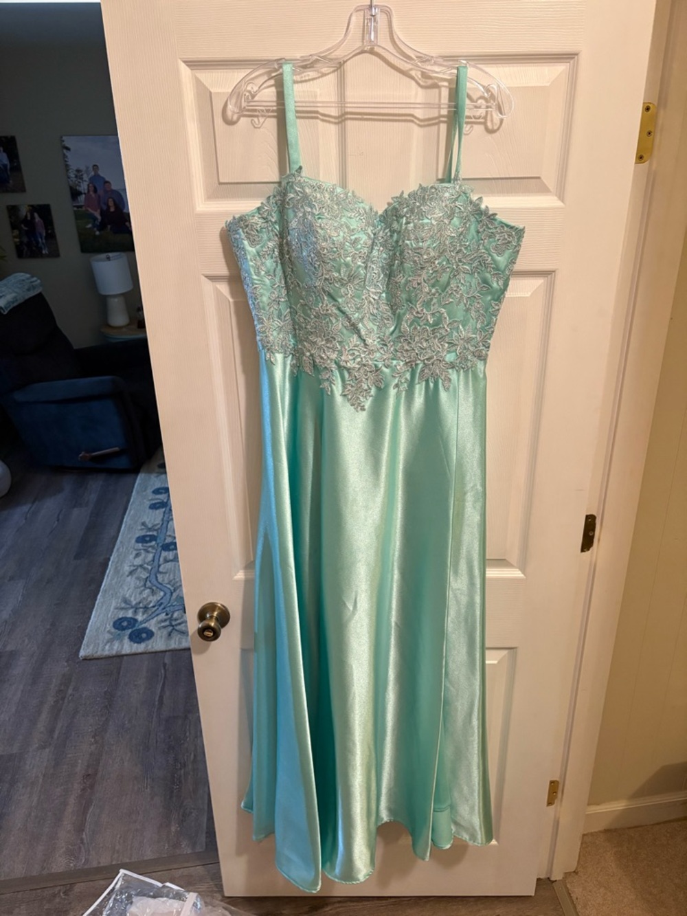 Elegant Lace-Bodice Spaghetti Strap Dress in Mint Green
